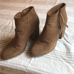 Universal Thread tan zip up booties 7.5